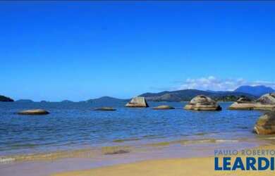 Imagem: A casa possui 3 Dormitórios, 3 Banheiros, 5 Vagas na garagem