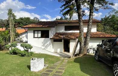 Imagem: A casa em condomínio possui 4 Dormitórios, 4 Banheiros, 4