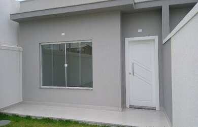 Imagem: A casa possui 3 Dormitórios, 2 Banheiros, 2 Vagas na garagem