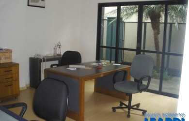 Imagem: O depósito possui 5 Vagas na garagem e 450m² de Área e está