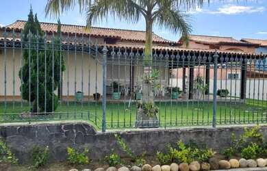 Imagem: A casa em condomínio possui 4 Dormitórios, 4 Banheiros e 4