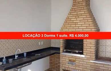 Imagem: A casa possui 3 Dormitórios, 3 Banheiros, 4 Vagas na garagem