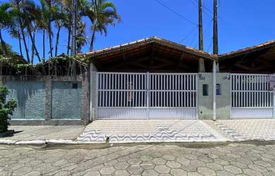 Imagem: A casa possui 2 Dormitórios, 1 Banheiro, 2 Vagas na garagem