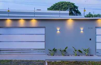 Imagem: A casa possui 3 Dormitórios, 3 Banheiros, 4 Vagas na garagem