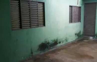 Imagem: A casa possui 2 Dormitórios, 1 Banheiro, 1 Vaga na garagem