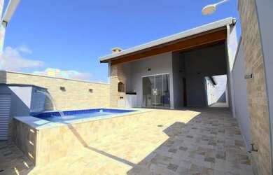 Imagem: A casa possui 3 Dormitórios, 3 Banheiros e 500m² de Área