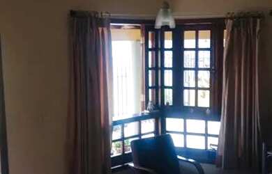 Imagem: A casa possui 3 Dormitórios, 2 Banheiros, 5 Vagas na garagem