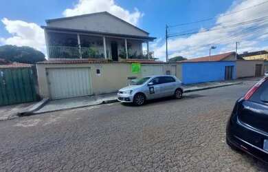 Imagem: A casa possui 3 Dormitórios, 1 Banheiro, 1 Vaga na garagem