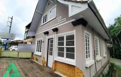 Imagem: A casa possui 1 Dormitório, 3 Banheiros, 1 Vaga na garagem