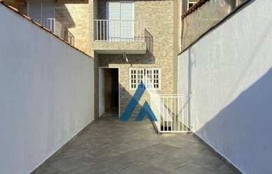 Imagem: A casa possui 2 Dormitórios, 1 Banheiro, 2 Vagas na garagem