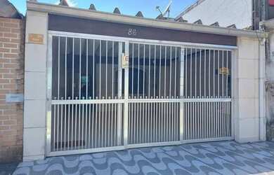 Imagem: A casa possui 3 Dormitórios, 2 Banheiros, 2 Vagas na garagem