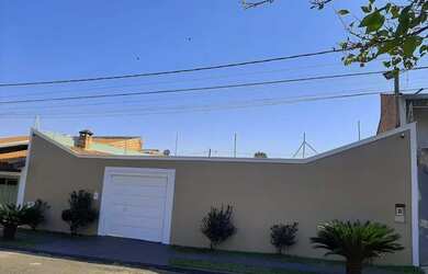 Imagem: A casa possui 2 Dormitórios, 3 Banheiros, 4 Vagas na garagem