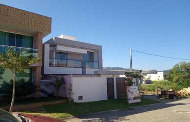 Imagem: A casa em condomínio possui 4 Dormitórios, 3 Banheiros, 2