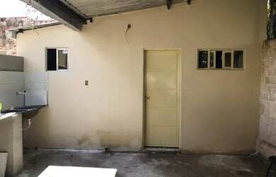 Imagem: A casa possui 1 Dormitório, 1 Banheiro, 1 Vaga na garagem e