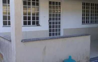 Imagem: A casa possui 2 Dormitórios, 1 Banheiro, 1 Vaga na garagem