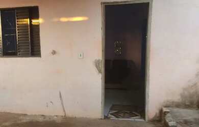 Imagem: A casa possui 3 Dormitórios, 2 Banheiros, 3 Vagas na garagem