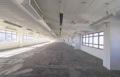 Imagem: O depósito possui 5 Vagas na garagem, 544m² de Área e está