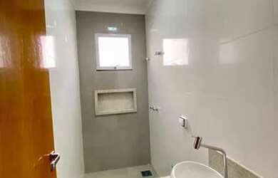 Imagem: A casa possui 3 Dormitórios, 2 Banheiros, 2 Vagas na garagem