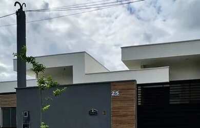 Imagem: A casa possui 3 Dormitórios, 2 Banheiros, 2 Vagas na garagem