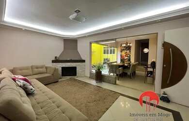 Imagem: A casa possui 4 Dormitórios, 4 Banheiros, 3 Vagas na garagem