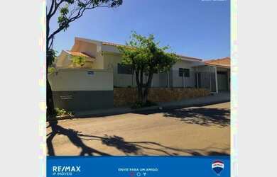 Imagem: A casa possui 4 Dormitórios, 4 Banheiros, 2 Vagas na garagem