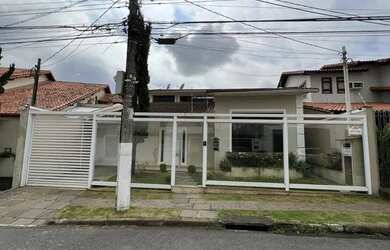 Imagem: A casa possui 3 Dormitórios, 5 Banheiros e 307m² de Área