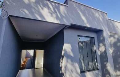 Imagem: A casa possui 3 Dormitórios, 2 Banheiros, 2 Vagas na garagem