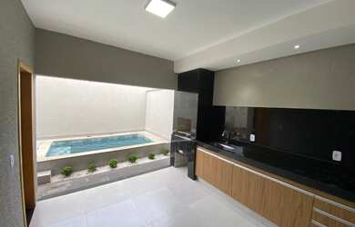 Imagem: A casa possui 3 Dormitórios, 3 Banheiros, 3 Vagas na garagem