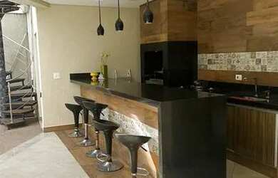 Imagem: A casa possui 3 Dormitórios, 5 Banheiros, 4 Vagas na garagem