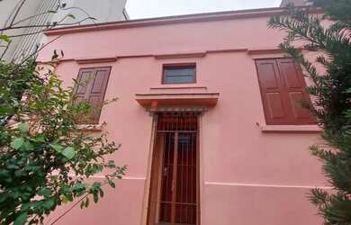 Imagem: A casa possui 1 Banheiro, 1 Vaga na garagem, 165m² de Área