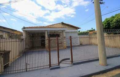 Imagem: A casa possui 2 Dormitórios, 1 Banheiro, 4 Vagas na garagem