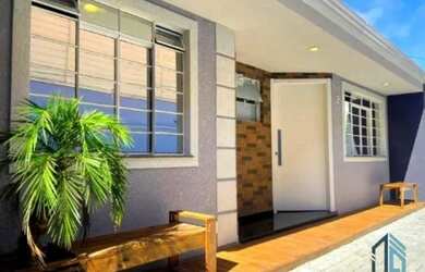 Imagem: A casa possui 3 Dormitórios, 1 Banheiro, 2 Vagas na garagem