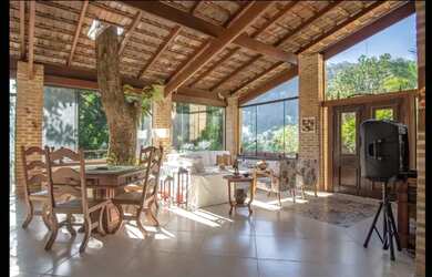 Imagem: A casa possui 5 Dormitórios, 5 Vagas na garagem e está localizado