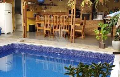 Imagem: A casa possui 3 Dormitórios, 4 Banheiros, 3 Vagas na garagem