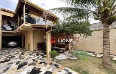 Imagem: A casa à venda possui 3 Dormitórios, 2 Banheiros, 4 Vagas