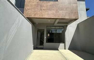 Imagem: A casa possui 3 Dormitórios, 3 Banheiros, 2 Vagas na garagem