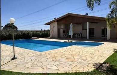 Imagem: A casa possui 4 Dormitórios, 5 Banheiros, 5 Vagas na garagem