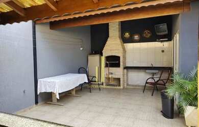 Imagem: A casa possui 2 Dormitórios, 3 Banheiros, 1 Vaga na garagem