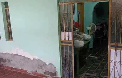 Imagem: A casa possui 2 Dormitórios, 1 Banheiro, 2 Vagas na garagem