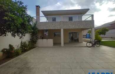 Imagem: A casa possui 4 Dormitórios, 4 Banheiros, 4 Vagas na garagem