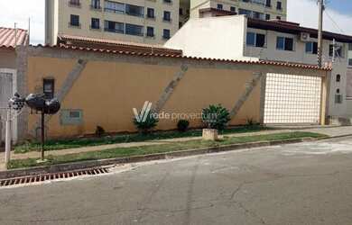 Imagem: A casa possui 3 Dormitórios, 4 Banheiros, 5 Vagas na garagem