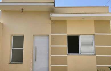 Imagem: A casa possui 2 Dormitórios, 1 Banheiro, 1 Vaga na garagem