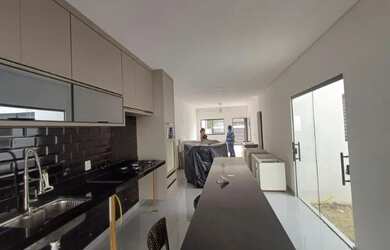 Imagem: A casa possui 3 Dormitórios, 2 Banheiros, 2 Vagas na garagem