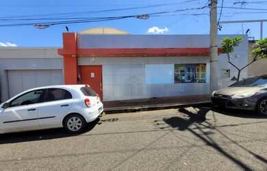 Imagem: O depósito possui 1 Vaga na garagem, 740m² de Área e está