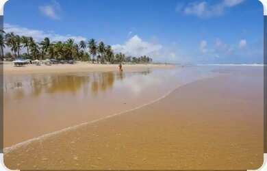 Imagem: A casa possui 3 Dormitórios, Acomodam 6 pessoas, 2 Vagas na