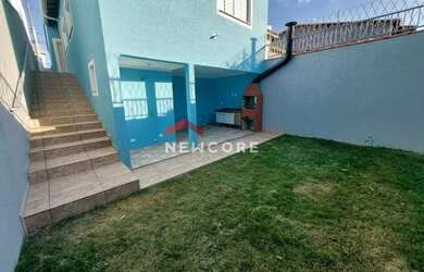 Imagem: A casa possui 3 Dormitórios, 2 Banheiros, 2 Vagas na garagem