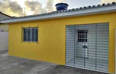 Imagem: A casa possui 2 Dormitórios, 1 Banheiro, 2 Vagas na garagem