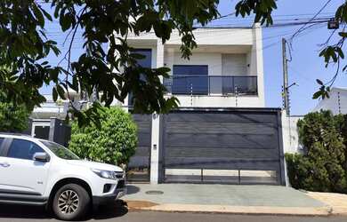 Imagem: A casa possui 3 Dormitórios, 3 Banheiros, 2 Vagas na garagem