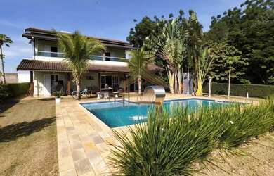 Imagem: A casa em condomínio possui 4 Dormitórios, 4 Banheiros, 5