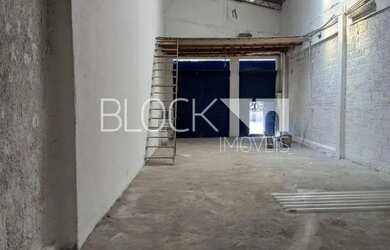 Imagem: O depósito possui 2 Vagas na garagem, 485m² de Área e está